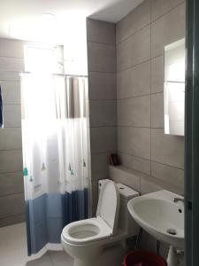 y baño con aseo y lavamanos. en Metropol Suite en Bukit Mertajam