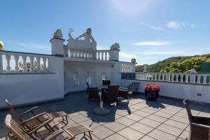 eine Terrasse mit Stühlen und einem Tisch auf einem Balkon in der Unterkunft Villa Sirene 2-Raum Apartment, ca. 54 qm in Binz