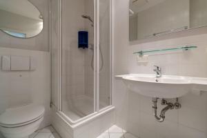 ein Badezimmer mit Toilette, Waschbecken und Dusche in der Unterkunft Villa Sirene 2-Raum Apartment, ca. 54 qm in Binz