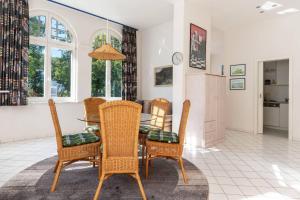 ein Esszimmer mit Tisch und Stühlen in der Unterkunft Villa Sirene 2-Raum Apartment, ca. 54 qm in Binz + 9 Fotos