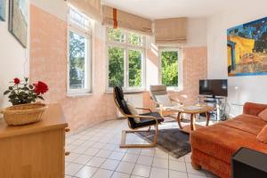 ein Wohnzimmer mit einer Couch und einem Tisch in der Unterkunft Villa Sirene 2-Raum Apartment, ca. 54 qm in Binz