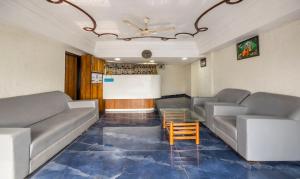 a waiting room with couches and a coffee table at Treebo Trend Shree Krishna Palace in Ahmedabad