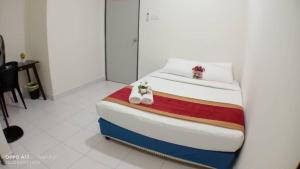 um quarto com uma cama com sapatos em Anggerik Heights Homestay em Bentong