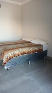 uma cama grande num quarto com em Casa de lazer km eventos em Uberaba