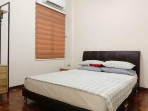 Kampong Tanah Merahにある2 Bedroom Rangalau Homestay with Wifi plus Balconyのベッドルーム1室(枕2つ付)