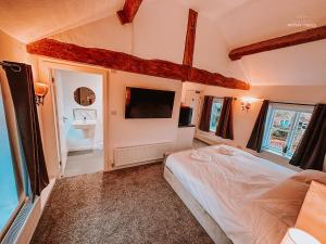 Ένα ή περισσότερα κρεβάτια σε δωμάτιο στο Ye Olde Original Withy Trees +15 φωτογραφίες