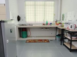 2 Bedroom Rangalau Homestay with Wifi plus Balcony tesisinde mutfak veya mini mutfak