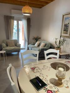 sala de estar con mesa, sillas y sofá en The Old Coffeehouse, en Kalopanayiotis