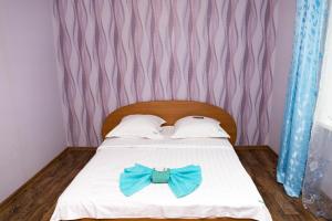 - une chambre avec un lit doté d'une cravate dans l'établissement Лас-Вегас, à Petropavlovsk-Kamtchatski