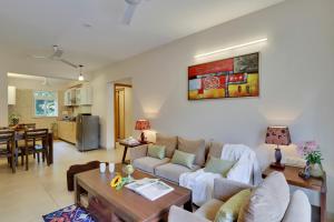 Veeraas Strand Park Apartment by Alaya Stays的休息区