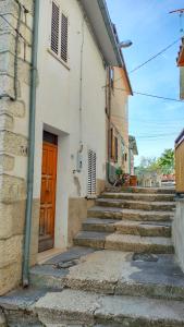 un grupo de escaleras junto a un edificio con puerta en Il Borgo di Maya, en Montenerodomo