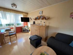 ein Wohnzimmer mit einem Sofa und einem Tisch in der Unterkunft Ferienhaus Günther Harzgerode/Schielo in Schielo
