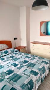 1 dormitorio con 1 cama con edredón azul y blanco en Il Borgo di Maya, en Montenerodomo