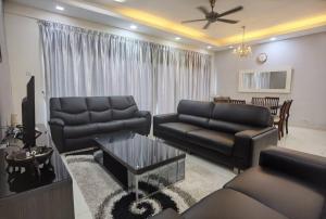 ein Wohnzimmer mit einem Sofa und einem Tisch in der Unterkunft Setiawalk Puchong 5 Bedrooms 14PAX 5 Mins TO LRT in Puchong