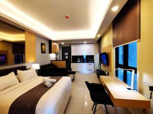 a hotel room with a bed and a living room at TopGenting BambooColdSuite4Pax @GrdIonDelmn in Genting Highlands