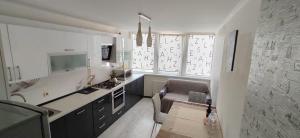 基希讷乌City view的厨房配有椅子、水槽和窗户