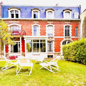 a group of chairs sitting in front of a building at The Gorgeous Hyper Center in Reims