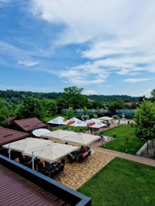 eine Aussicht über das Resort mit Tischen und Sonnenschirmen in der Unterkunft Poiana Verde Garden House in Poiana Campina