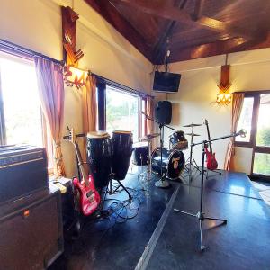 una sala de grabación con guitarras y tambores en Sangga Buana Resort & Convention Hotel en Pacet