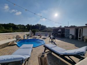 Piscina de la sau aproape de Villa Fiore - piscina e idromassaggio