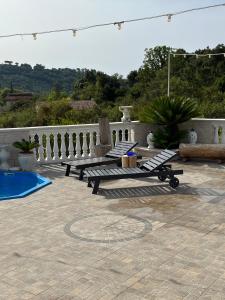 Piscina de la sau aproape de Villa Fiore - piscina e idromassaggio