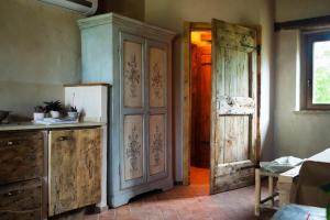 cocina con nevera y puerta abierta en Agriturismo Borgo Malva', en San Venanzo