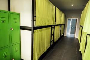 Madriz Hostel في مدريد: صف من الخزانات الخضراء في غرفة تغيير الملابس