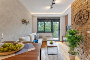 un salon avec un mur de briques dans l'établissement Rustic Vibe Apartman Zlatibor, à Palisat 16 autres photos