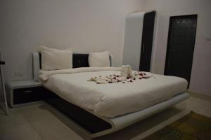 Katil atau katil-katil dalam bilik di Hotel The Hills, Ambikapur