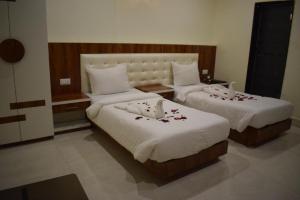 Katil atau katil-katil dalam bilik di Hotel The Hills, Ambikapur