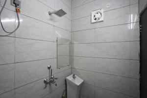 Koupelna v ubytování Hotel Twamev Couple Friendly Laxmi Nagar