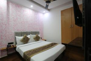Postel nebo postele na pokoji v ubytování Hotel Twamev Couple Friendly Laxmi Nagar