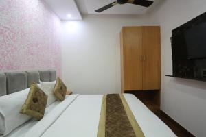 Postel nebo postele na pokoji v ubytování Hotel Twamev Couple Friendly Laxmi Nagar