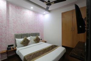 Postel nebo postele na pokoji v ubytování Hotel Twamev Couple Friendly Laxmi Nagar
