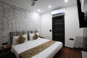 Postel nebo postele na pokoji v ubytování Hotel Twamev Couple Friendly Laxmi Nagar