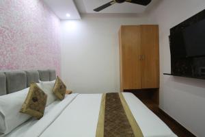 Postel nebo postele na pokoji v ubytování Hotel Twamev Couple Friendly Laxmi Nagar