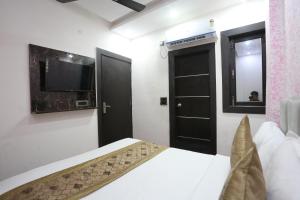 Postel nebo postele na pokoji v ubytování Hotel Twamev Couple Friendly Laxmi Nagar