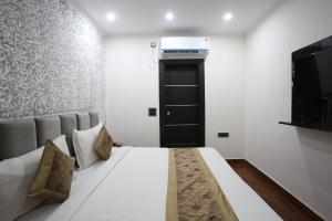 Postel nebo postele na pokoji v ubytování Hotel Twamev Couple Friendly Laxmi Nagar