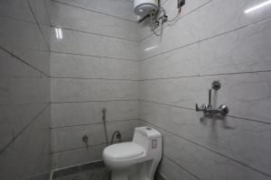 Koupelna v ubytování Hotel Twamev Couple Friendly Laxmi Nagar