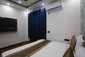 Postel nebo postele na pokoji v ubytování Hotel Twamev Couple Friendly Laxmi Nagar