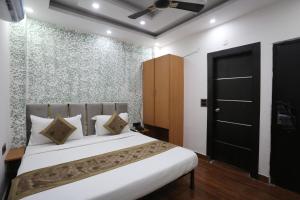 Postel nebo postele na pokoji v ubytování Hotel Twamev Couple Friendly Laxmi Nagar