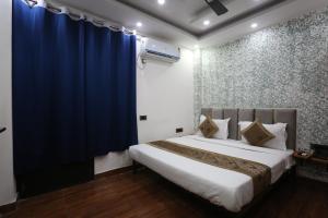 Postel nebo postele na pokoji v ubytování Hotel Twamev Couple Friendly Laxmi Nagar