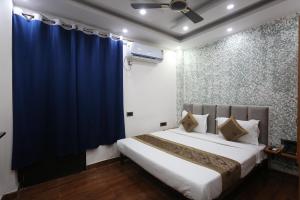 Postel nebo postele na pokoji v ubytování Hotel Twamev Couple Friendly Laxmi Nagar