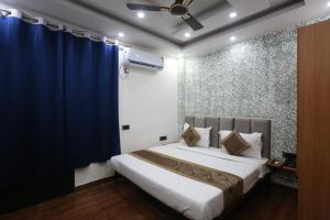 Postel nebo postele na pokoji v ubytování Hotel Twamev Couple Friendly Laxmi Nagar