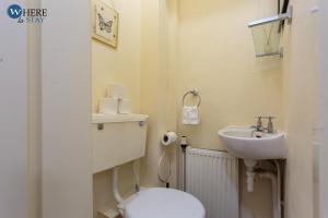 a small bathroom with a toilet and a sink at Cosy 1 bed flat near city centre in Edinburgh