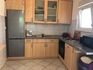 Kuchyňa alebo kuchynka v ubytovaní Viric DS - Ferienhaus Vir - 35m vom Meer