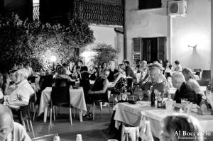 eine Gruppe von Menschen, die an Tischen in einem Restaurant sitzen in der Unterkunft Casa Franciacorta in Gussago