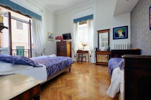 a bedroom with two beds and a desk in it at Domus Monamì Luxury Suites in Rome