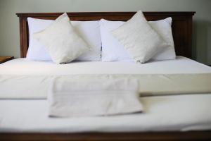 Postel nebo postele na pokoji v ubytování kandy hill villa