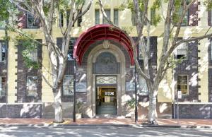 un edificio de ladrillo con un arco y una puerta en Beautiful apartment in Pyrmont en Sídney